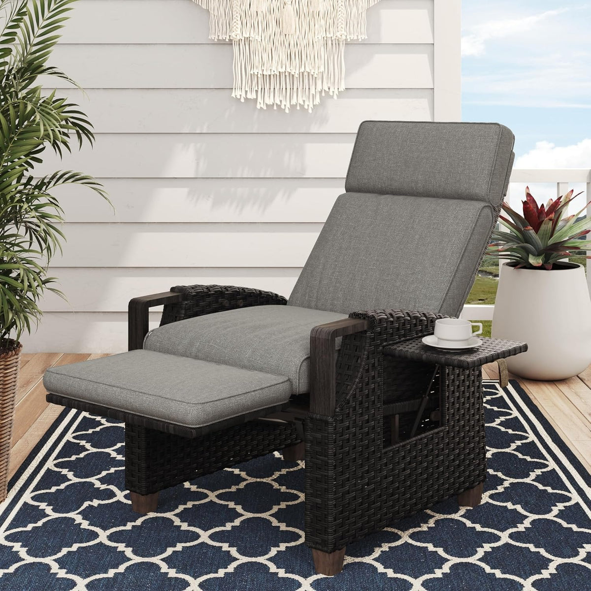 Grand patio Relaxliege Rattan Braun/Dunkelgrau, verstellbarer Liegesessel mit Sitzkissen & Beistelltisch, Garten & Terrasse – Zwei-knopf-anpassung- Blaues Sitzkissen&dunkelbraun Rattan