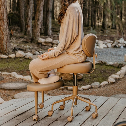 Pipersong Criss Cross Bürostuhl Ergonomisch mit Fußstütze & Rollen, Schreibtischstuhl mit verstellbaren Armlehnen – Cocoa, 68cm Seat+Adjustable Armrests